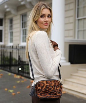 Stylish Leopard Print Crossbody Bag with Adjustable Strap, Button Closure & Spacious Interior. 